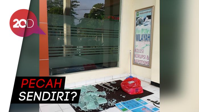 Video CCTV Kaca PN Depok Pecah Misterius