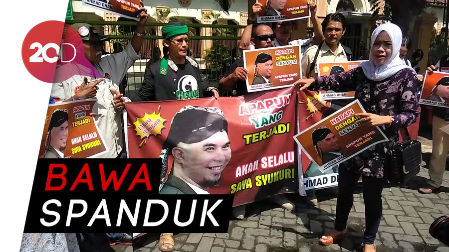 Dukungan Sahabat untuk Ahmad Dhani Saat Sidang di Surabaya