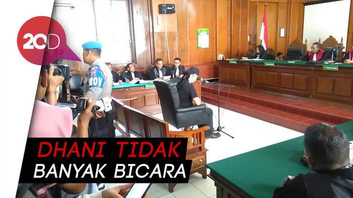  Gaya Hitam-hitam Ahmad Dhani Jalani Sidang Perdana Kasus Idiot