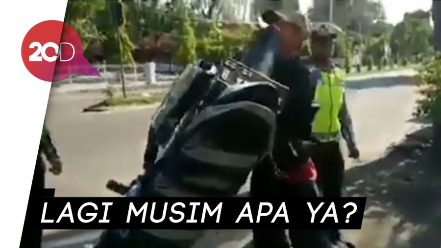 Ada Lagi Nih! Banting-banting Motor karena Ditilang Polisi