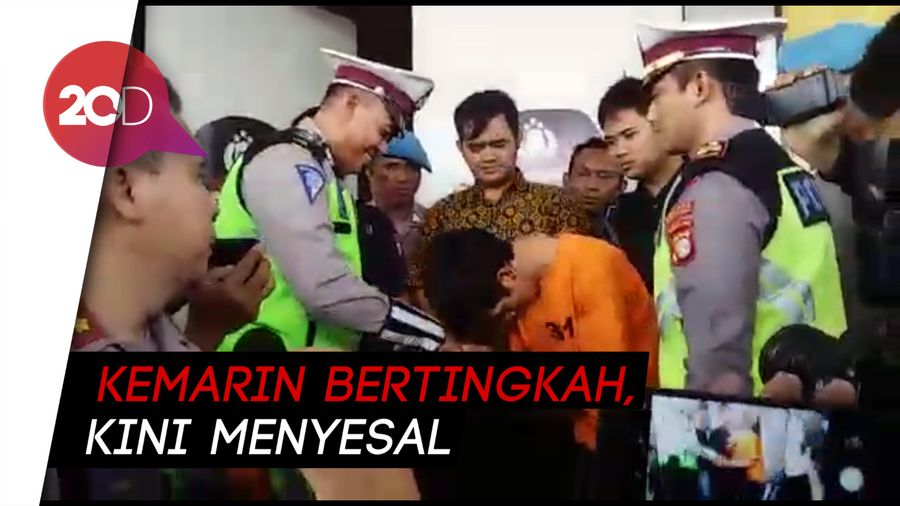 Cium Tangan Polisi yang Menilangnya, Adi Saputra Mewek