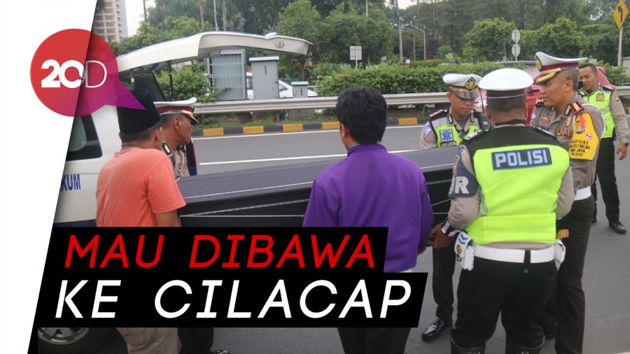 Dirlantas PMJ Pindahkan Jenazah dari Ambulans yang Alami Pecah Ban