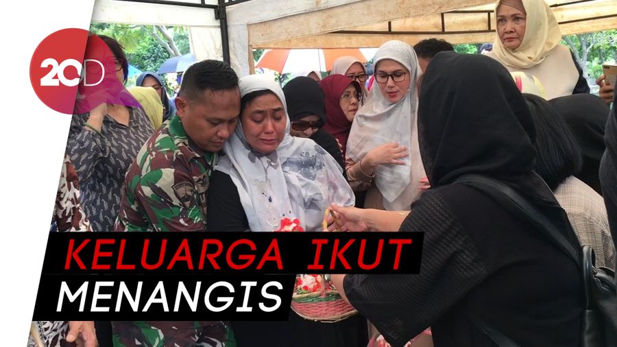 Isak Tangis Marini Zumarnis di Pemakaman Sang Bunda
