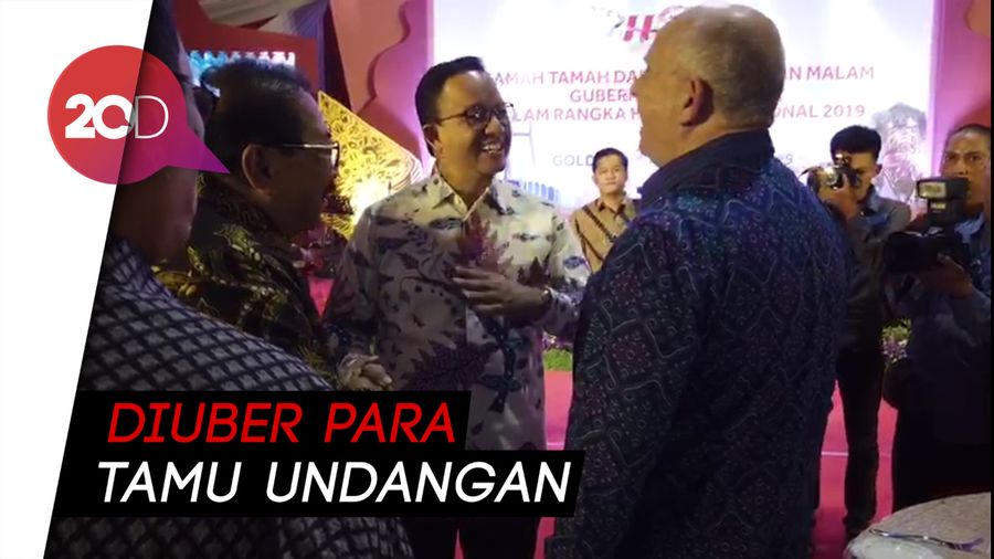 Gubernur Anies Jadi Rebutan Selfie di HPN 2019