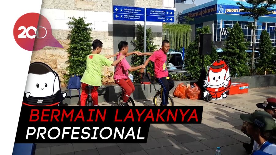 Aksi Sirkus Anak-anak di Stasiun MRT Dukuh Atas