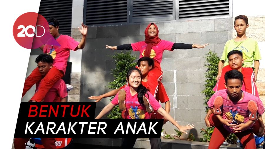 Bangun Mimpi Anak Pinggiran Lewat Sirkus
