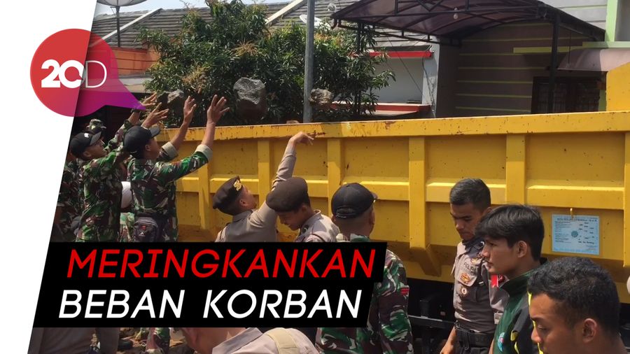 TNI-Polri Beraksi Bantu Korban Tanggul Jebol Pasirjati