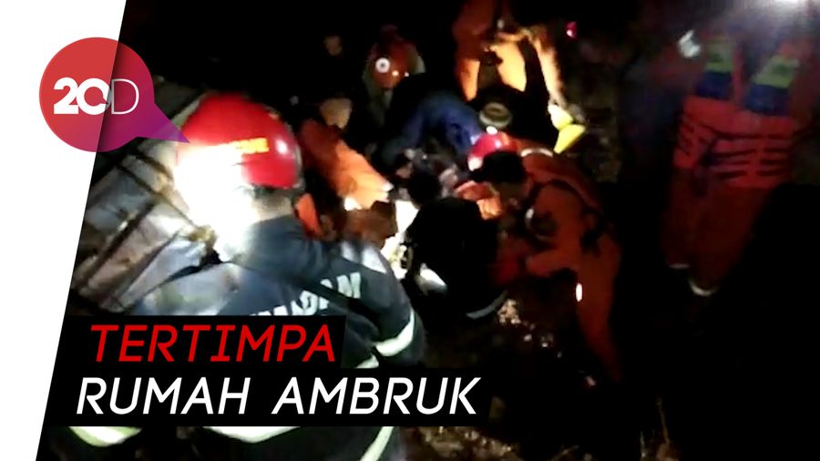 Evakuasi Ibu dan Anak Korban Tanggul Jebol di Pasirjati Bandung