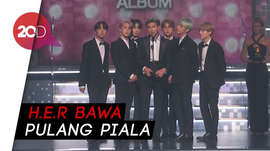 Aksi BTS Bacakan Nominasi untuk Best R&B Album di Grammy