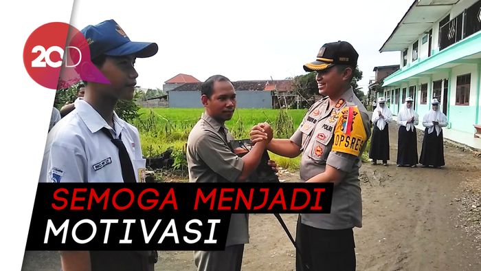 Polisi Beri Penghargaan Kepada Guru yang Ditantang Muridnya