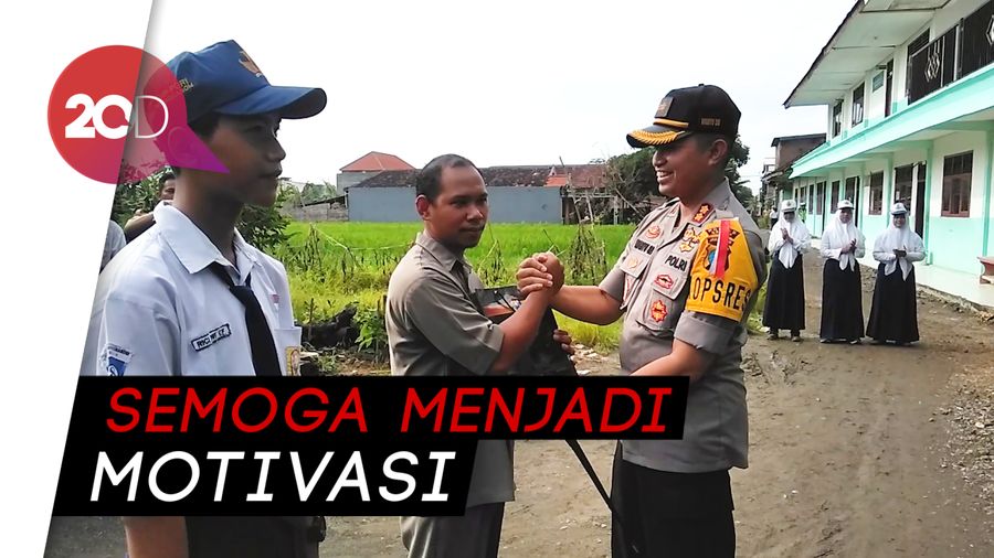Polisi Beri Penghargaan Kepada Guru yang Ditantang Muridnya