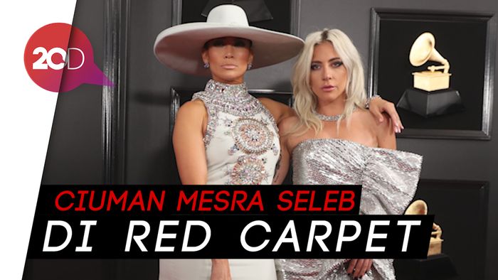 Pose di Red Carpet Grammy, Lady Gaga dan J.Lo Nyaris Ciuman