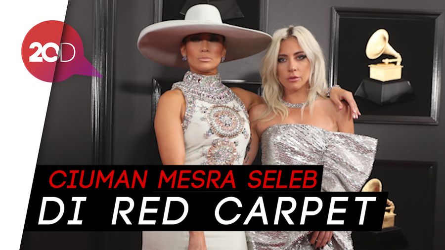 Pose di Red Carpet Grammy, Lady Gaga dan J.Lo Nyaris Ciuman