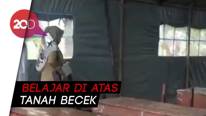 Puluhan Siswa Jember Belajar di Tenda Darurat Akibat Kelas Roboh