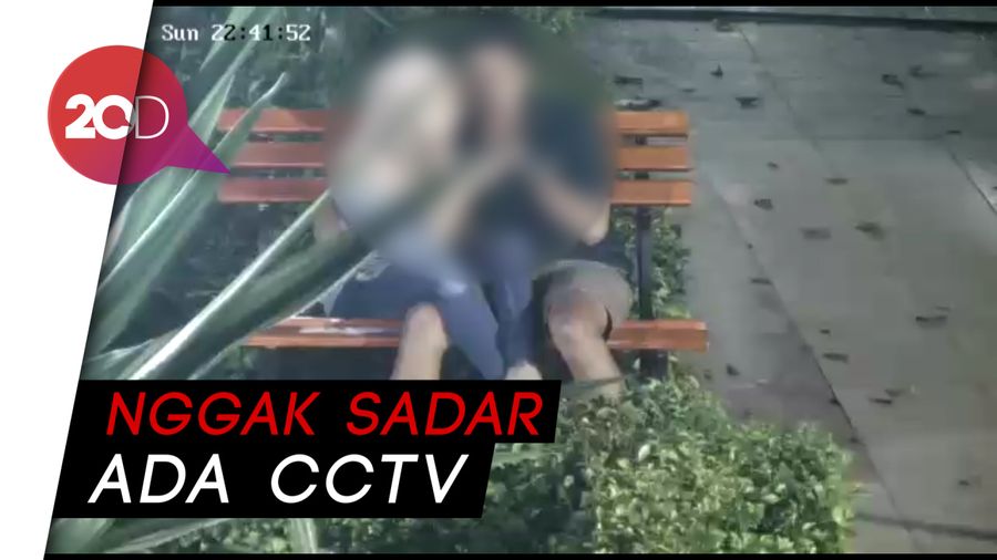 Asyik Bercumbu, Sampai Nggak Sadar Terekam CCTV