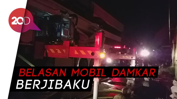 Gudang Karpet di Surabaya Terbakar, 2 Bronto Skylift Dikerahkan