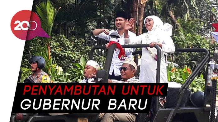 Bersama Jemaah, Khofifah-Arumi Sujud Syukur di Masjid Surabaya