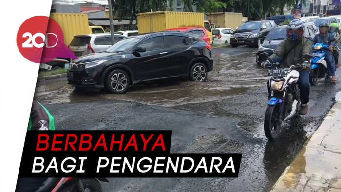 Horor Jalan Berlubang di Kalimalang Bekasi