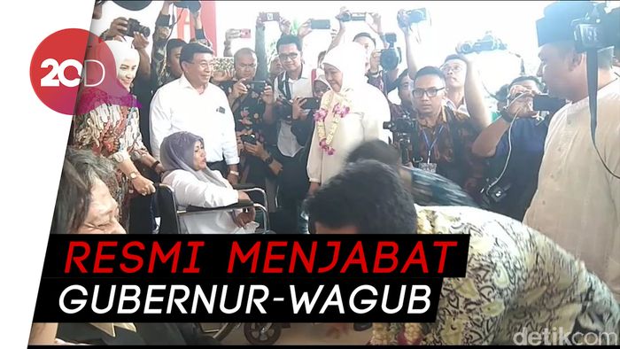 Tiba di Juanda, Khofifah-Emil Disambut Relawan hingga Difabel