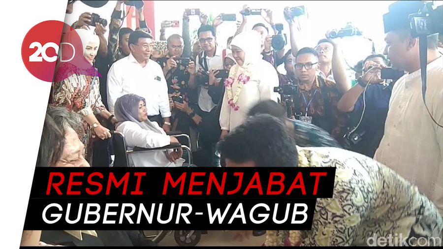 Tiba di Juanda, Khofifah-Emil Disambut Relawan hingga Difabel
