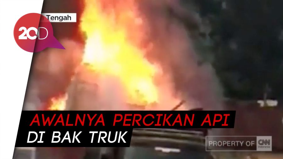 Truk Gerabah Plastik Gosong Dilalap Api