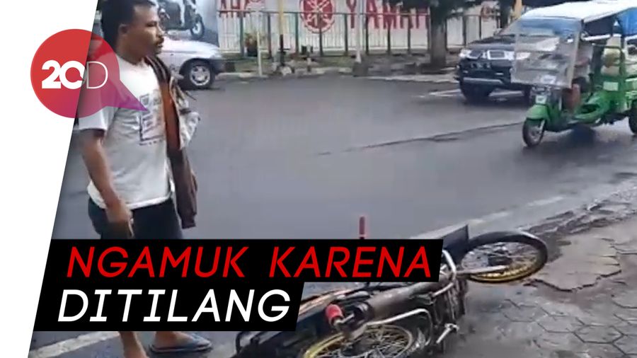 Ada Lagi Nih! Pria Banting Motor Karena Ditilang
