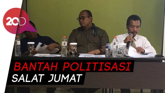 BPN: Prabowo Tak Seperti Jokowi Minta Mundurkan Saf Salat Agar Bisa Difoto
