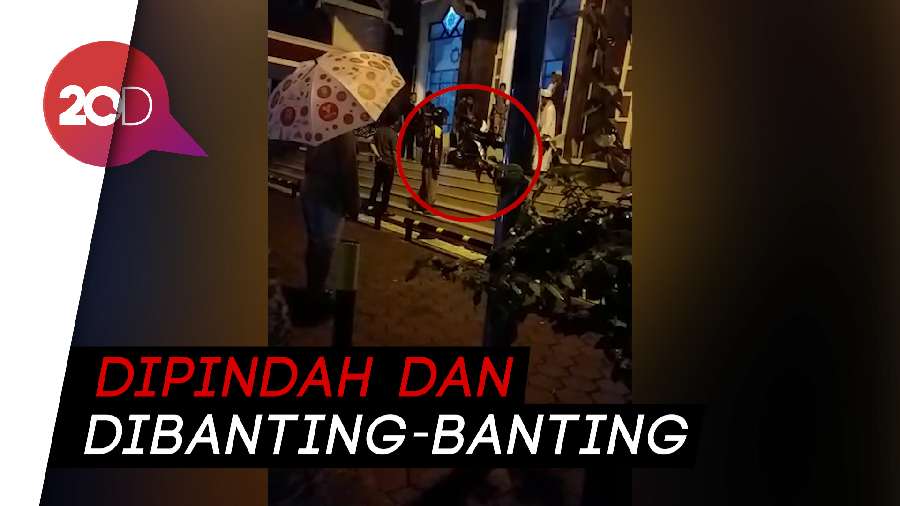 Heboh Motor Diparkir dan Digulingkan dari Tangga Masjid Ciawi Tasik