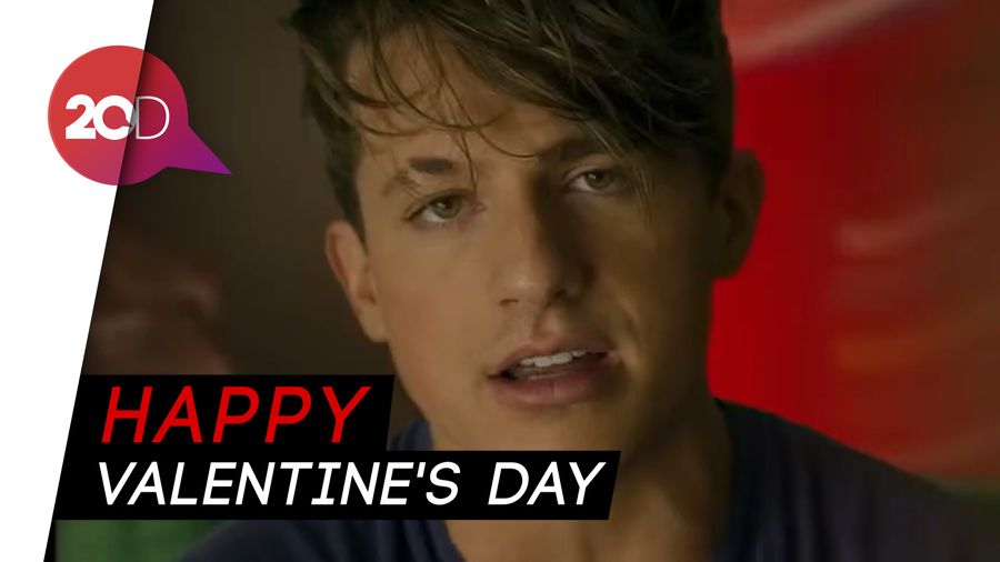 Spesial Valentine, Charlie Puth Tunjukkan Kekasihnya 