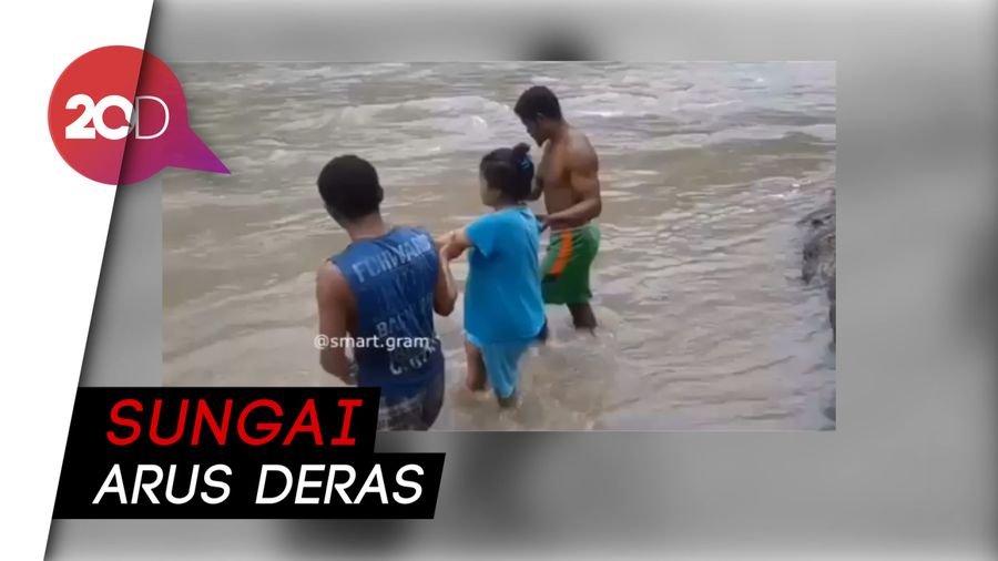 Tak Ada Jembatan, Ibu Hamil Terpaksa Seberangi Sungai Deras