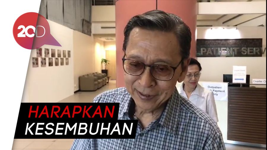 Mantan Wapres Boediono Besuk Ibu Ani di Singapura