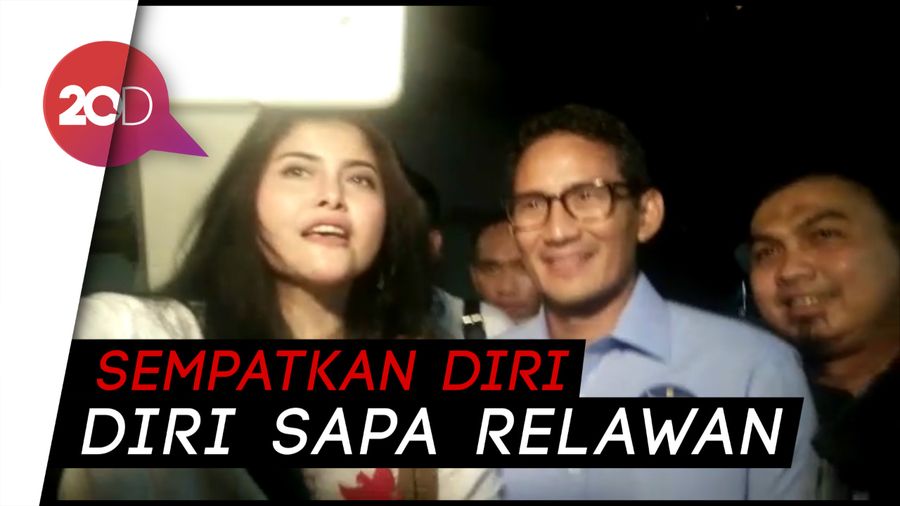 Momen Sandiaga Selfie Bareng Simpatisan