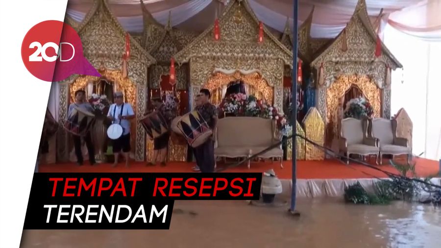 Banjir, Pengantin Ini Gagal Jadi Raja dan Ratu di Pelaminan