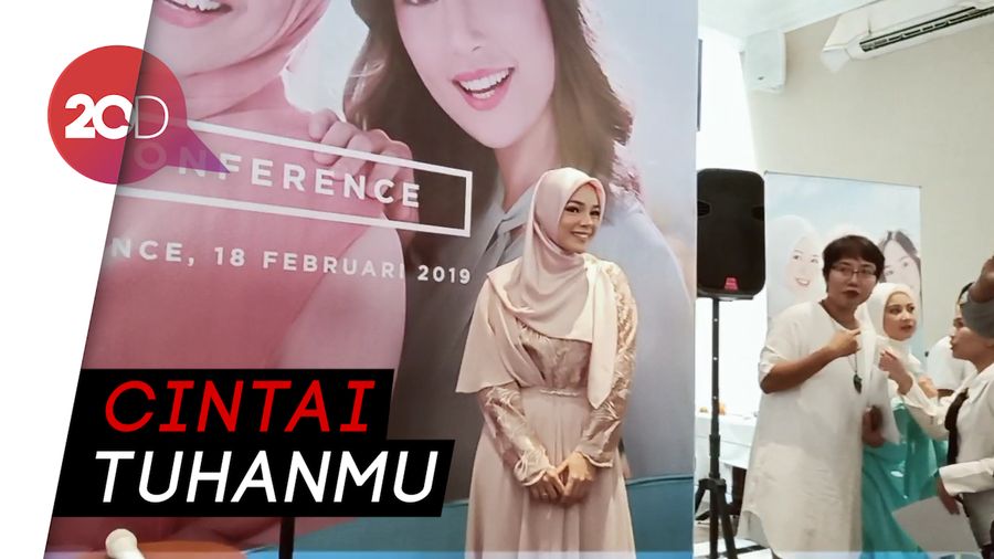 Dewi Sandra Bagikan Cara Agar Tetap Istiqomah Pasca Berhijrah