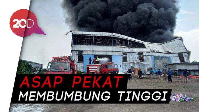 Masih Membara! Gudang di Kawasan Industri Maspion Terbakar