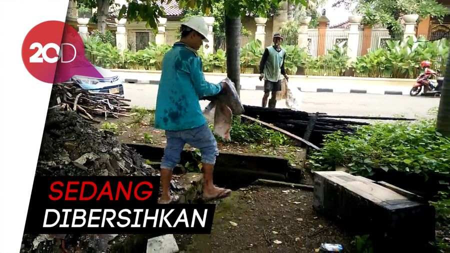 Puing-puing Sisa Kebakaran Rumah Ketua DPR