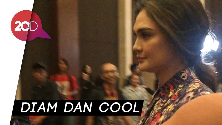Luna Maya Cuek Ditanya Pernikahan Reino Barack dan Syahrini
