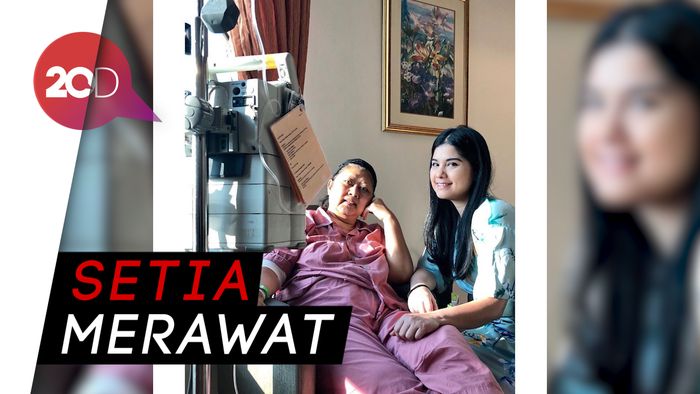 Senangnya Ani Yudhoyono Dirawat Dua Suster Cantik