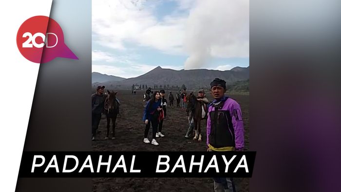 Gunung Bromo Erupsi, Wisatawan Masih Berdatangan