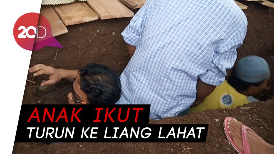 Keluarga Antarkan Jenazah Nana Krip ke Tempat Peristirahatan Terakhirnya