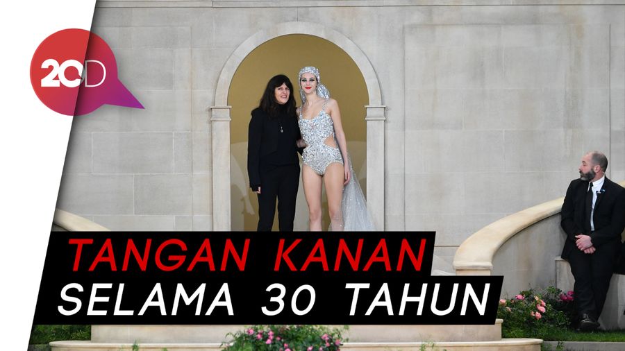 Mengenal Virginie Viard Tangan Kanan Karl Lagerfeld