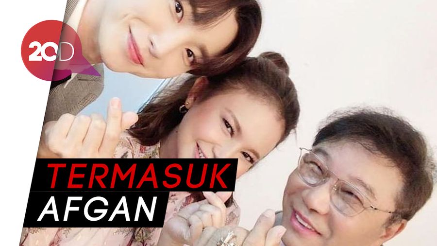 Foto Bareng Leeteuk SuJu, Rossa Bikin Teman-temannya Happy