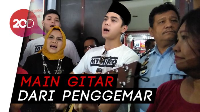 Jenguk Ahmad Dhani, Al Ghazali Nyanyikan Lagu Hadapi dengan Senyuman