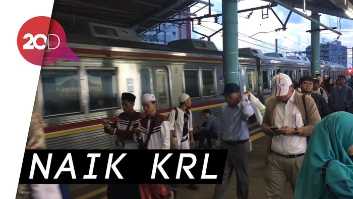 Stasiun Juanda Dipadati Massa Malam Munajat 212