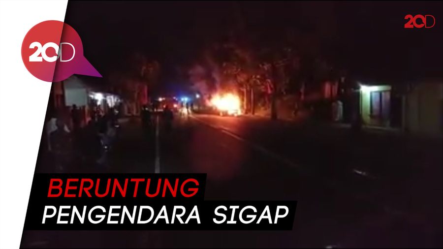 Ngeri! Sedan Terbakar Saat Melaju di Jalan Raya