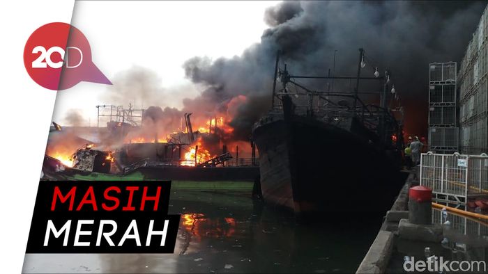 18 Kapal Nelayan di Muara baru Terbakar, Api Masih Berkobar