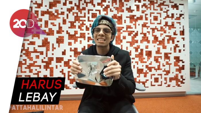 Ekspresi Bangga Atta Halilintar Unboxing Diamond dari YouTube