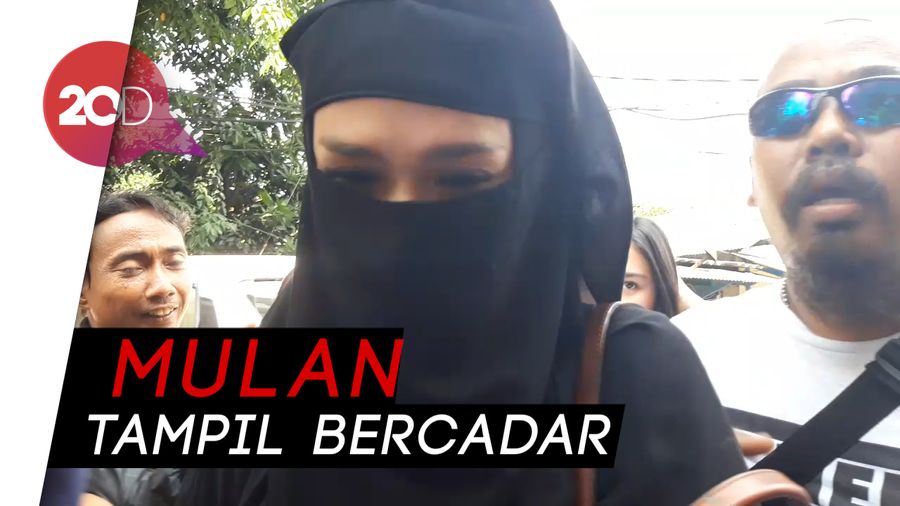 Sambangi Rutan Medaeng, Mulan Jameela Disambut Kecupan Fans