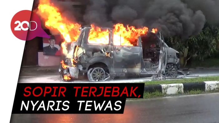 Usai Isi Bensin dengan Tangki Modifikasi, Minibus Ludes Terbakar