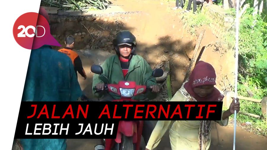  Berbahaya! Warga Trenggalek Nekat Lewat Jembatan yang Putus